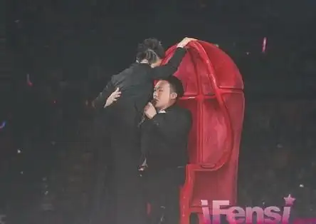 容祖儿难以接受陈奕迅何韵诗忘我湿吻 明星湿吻瞬间