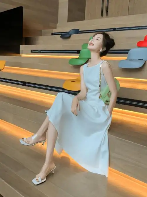 夏天白色裙子飘起来_高跟鞋