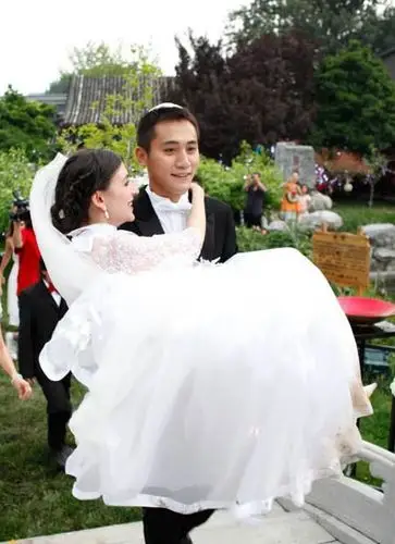 八卦频道 刘烨结婚 新闻  刘烨与法国妻子安娜依斯的婚礼昨日在北京