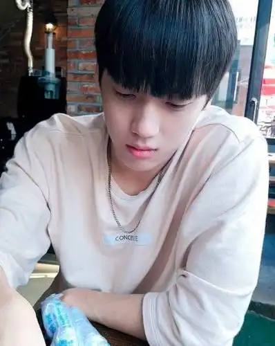 这个韩国小鲜肉帅哥找了个美爆的俄罗斯女朋友后,两人在秀恩爱的道路