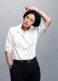 窦佳嫄公布恋情后,窦唯前妻聚会心情好,素颜出镜气质酷似王菲|高原