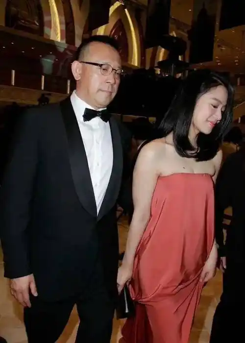 姜文老婆太高端了!浴巾裙也能穿出优雅感,妆容淡雅又?