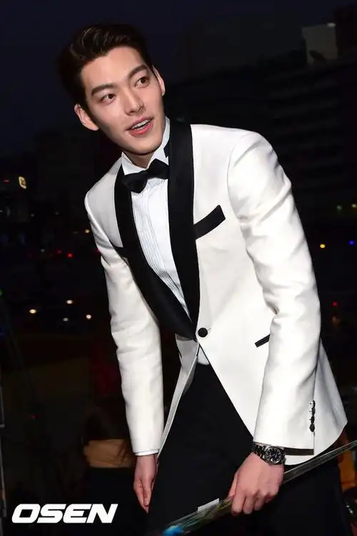 不巧撞衫但也各具魅力,名不见经传的新人卢秀蓝则是用透视装出格亮相