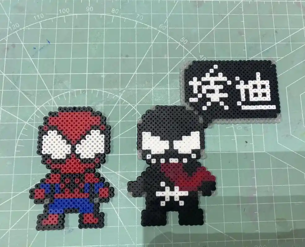 照着小蜘蛛拼个毒液,我也是没谁了#手工diy #拼豆豆手工  - 抖音