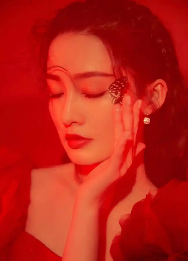 李沁新年贺图红色轻纱礼服性感飘逸