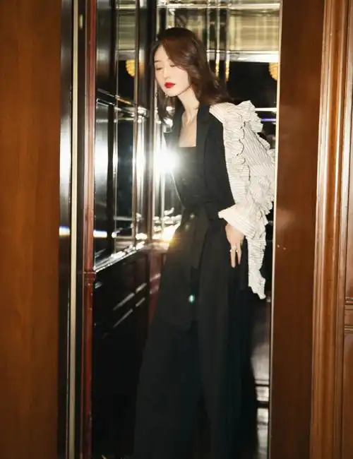 iinhuii 明星 张雯 x iinhuii 不对称西服外套