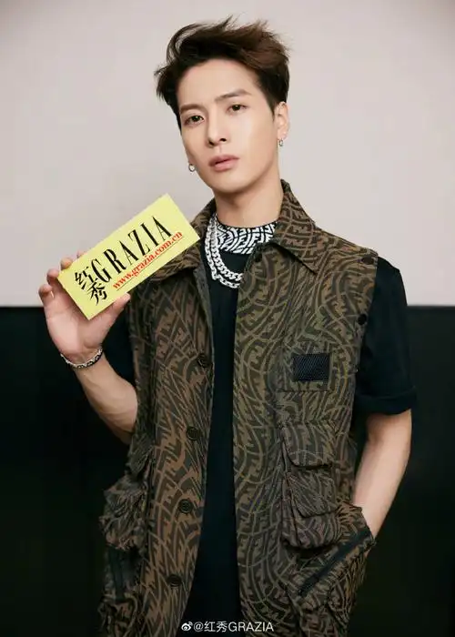 并邀请fendi 品牌男装代言人@王嘉尔,歌手@宋雨琦_g-i-dle与一众时尚