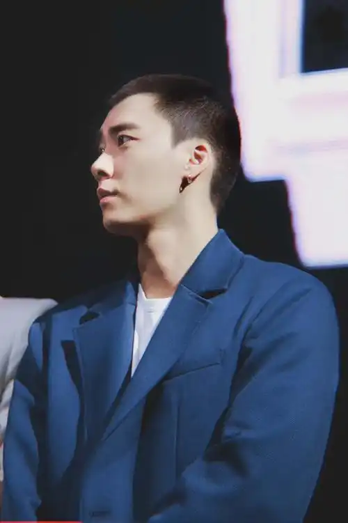 而检验一个男生真正的颜值就是挑战平头发型,李易峰近来为军人角色剃