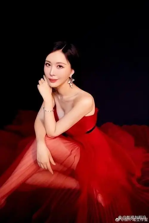 一袭红色长裙在走红毯时就赚足了目光,抹胸长裙将她的傲人身