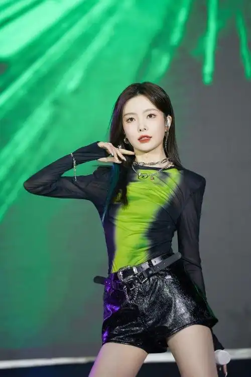 硬糖少女303陈卓璇"荧光绿"造型又飒又魅太绝啦!__财经头条