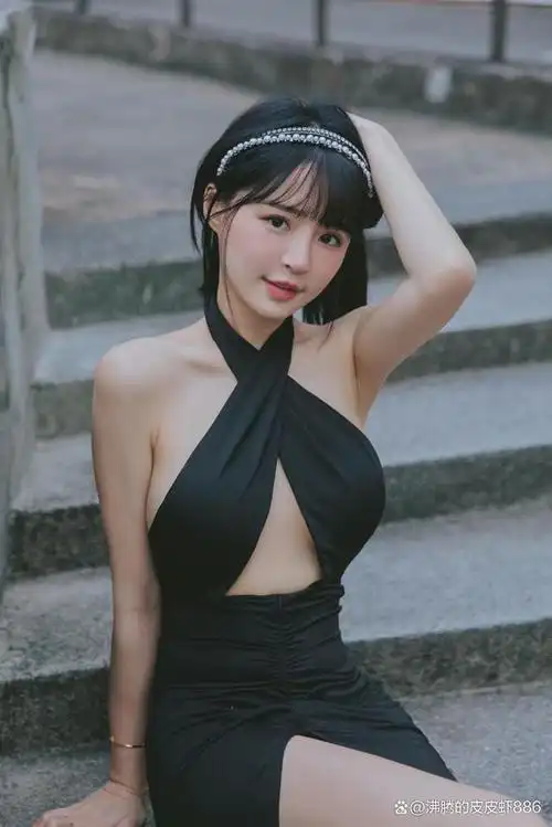 元元化身暗黑公主!礼服「2块布遮胸」犯规尺度网看傻眼:太致命了