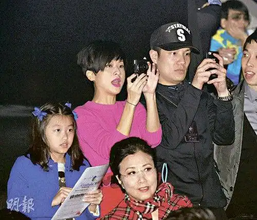 陈奕迅台上激吻何韵诗手摸其胸爱女受惊组图