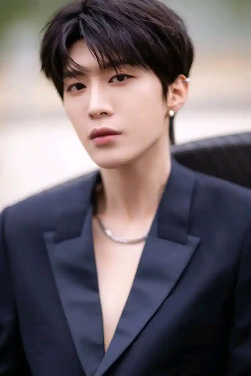 戴耳钉的范丞丞一整个酷boy,一身利落的黑色西装,让他整体造型多了几