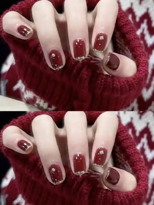 除此之外,红色美甲还可以搭配一些其他颜色,如闪闪的金色和低调的蓝色