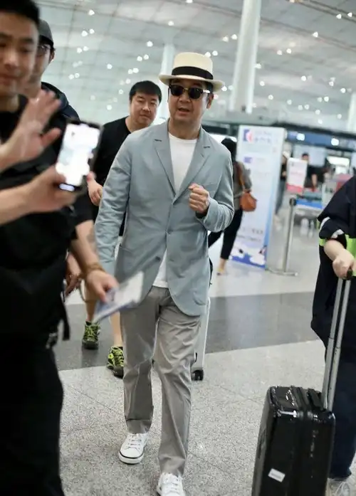 张国立郑恺机场偶遇,"父子"俩排队值机嗨聊不停