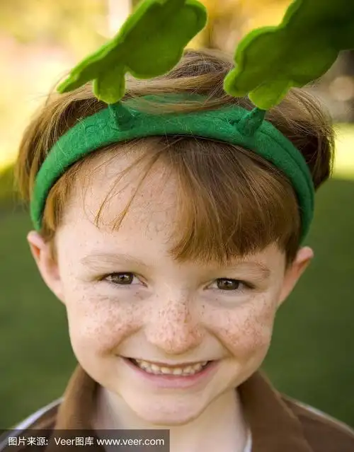 雀斑脸爱尔兰孩子戴圣帕特里克节三叶草头带