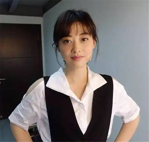 45岁梅婷素颜照片曝光,年龄感大增,身材比例真是辣眼睛!