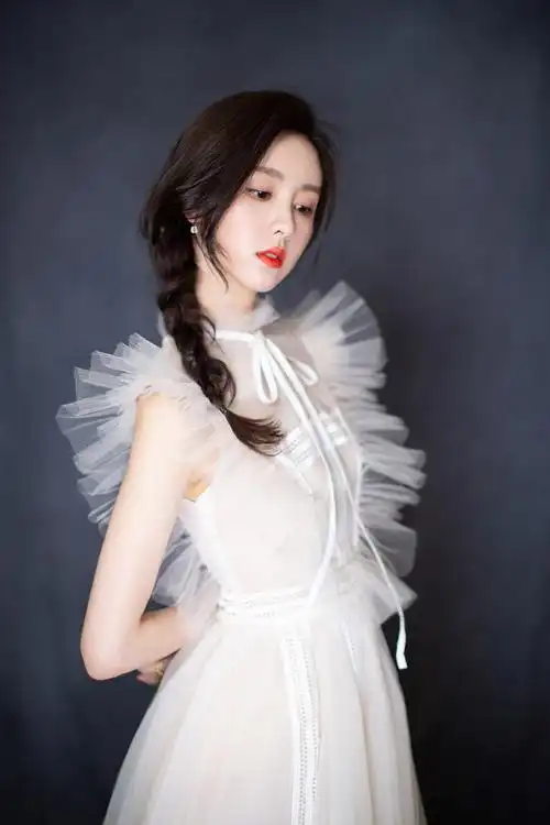 空灵隽秀,清冷美人的气质无与伦比——陈都灵