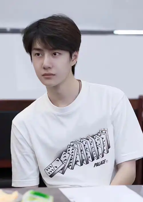 评论区收一些#王一博#的素颜图啊收完都拿去发抖90,抖人最爱看了