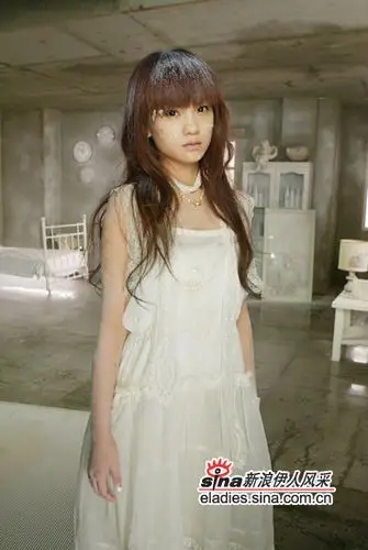 组图:杨丞琳新歌《暧昧》mv上演新潮冰冻妆(3)