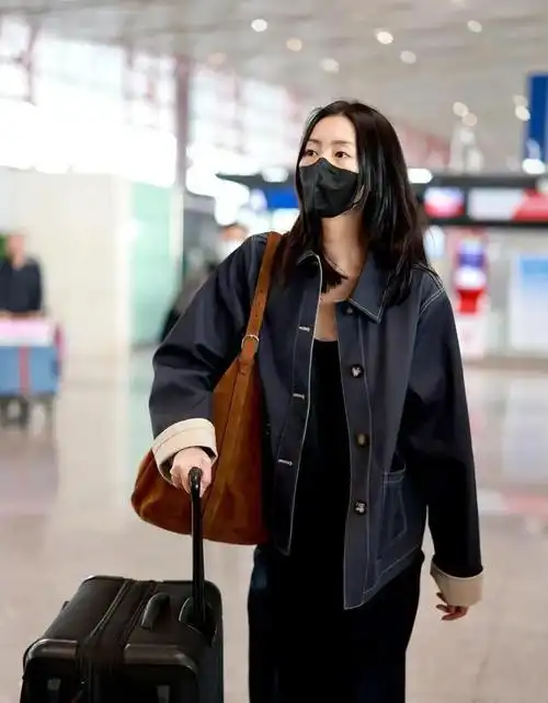 超模刘雯的机场街拍,这也太美了,又美又飒!