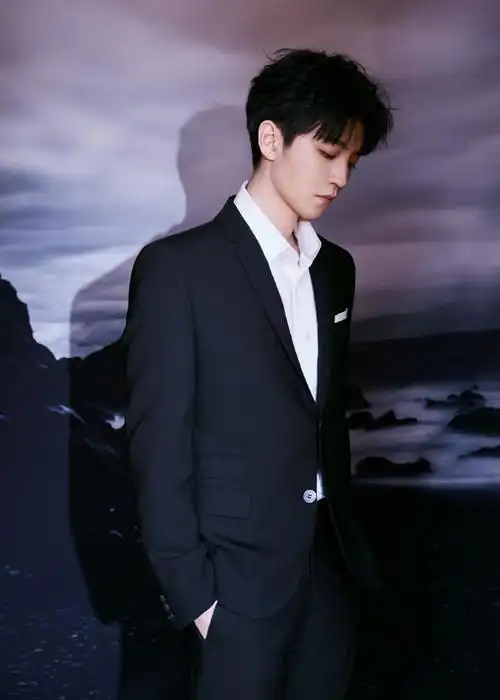 王俊凯大学生电影节西装造型