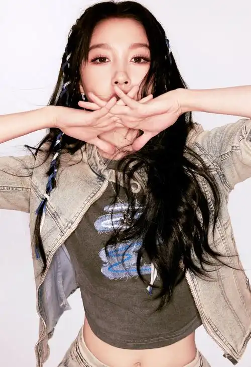 关晓彤y2k牛仔造型##滚烫歌会##关晓彤千禧风编发