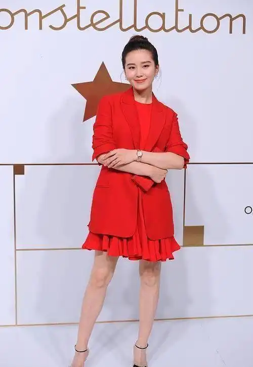 刘诗诗与外国女明星合影,就算身高不够,但气场没输,替她捏把汗