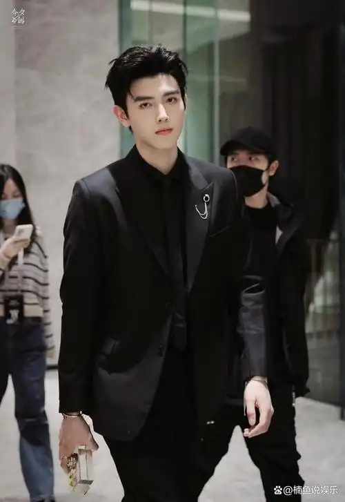 阿瑟果然很帅,陈飞宇穿西装上演霸道总裁,22岁年纪真是花美男