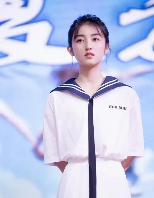 吴磊张子枫同框校服穿搭出席网友是幻想中校园情侣的样子