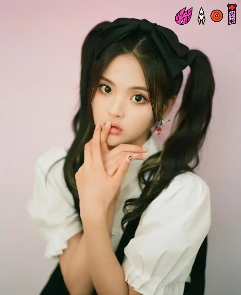 火箭少女101  杨超越  古灵精怪的双马尾少女,蝴蝶结配背带裙洋溢青春