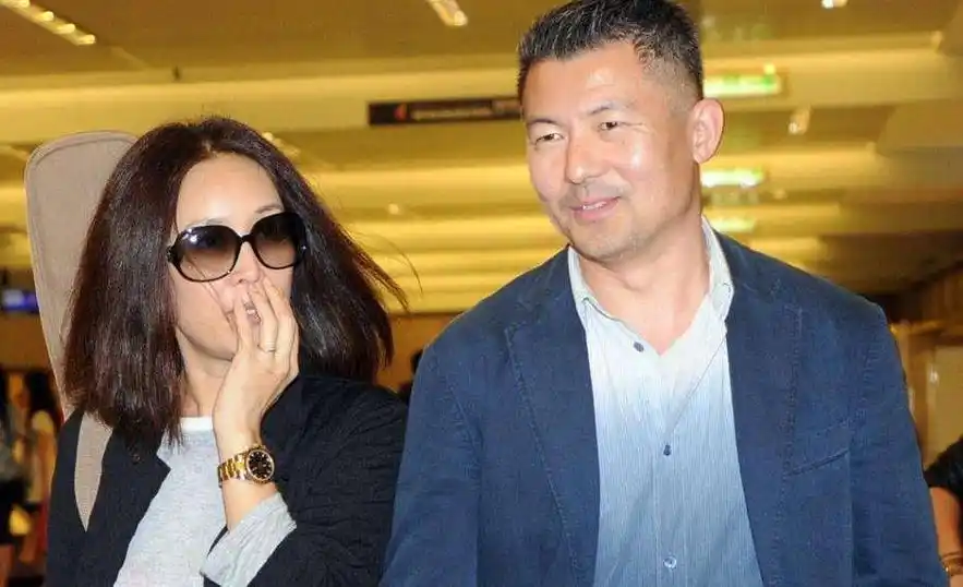 那英与高峰的10年爱情长跑:一场命运的角逐 那英,娱乐圈中的大姐大,以