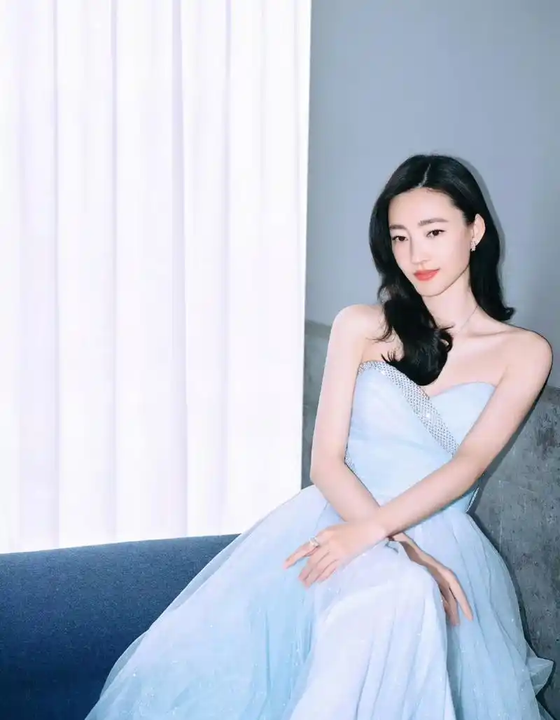 王丽坤冰蓝色抹胸礼服,柔美浪漫,优雅高贵!