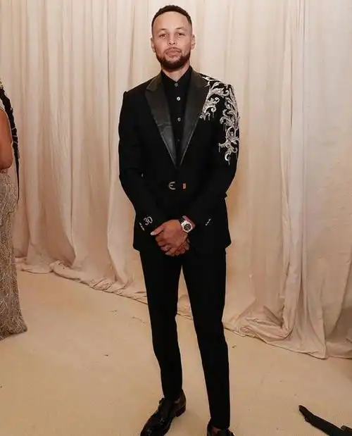 库里参加慈善舞会西装致敬迈克尔杰克逊