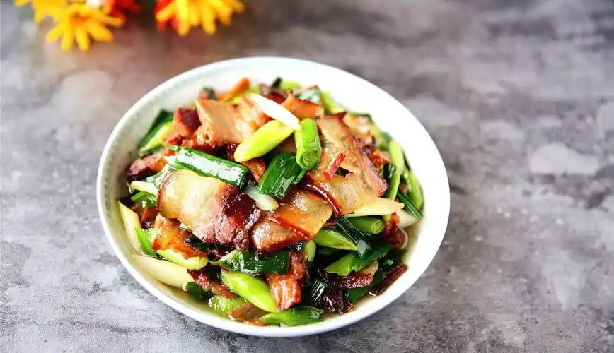 经典川菜,蒜苗炒腊肉,制作简单超级美味,上桌秒光,都喊没吃够_叶子_四