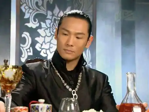 他虽不愿屈服却遭受黑影接二连三的胁迫,为了家人安危,韩诺在无可奈何