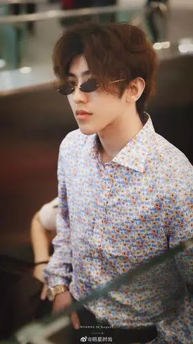 5月1日,蔡徐坤现身台北机场,皮夹克 花衬衫 牛仔裤