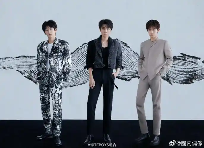 王俊凯王源易烊千玺挥手##tfboys白衬衫写真