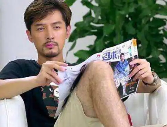 王俊凯的腿易烊千玺的腹肌王凯的手都输给了胡歌的腿毛