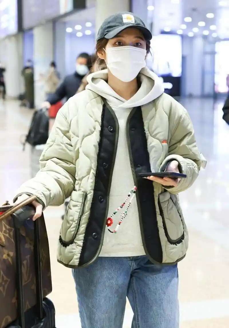 张佳宁机场街拍,绿色棉服 阔腿牛仔裤 棒球帽休闲低调.