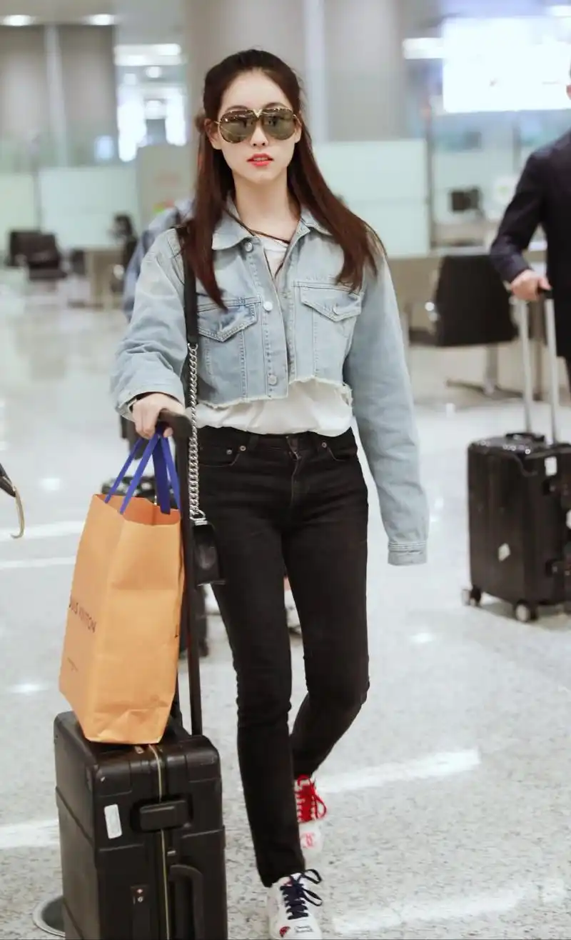 祝绪丹穿牛仔短外套配黑色牛仔裤现身 比v问好笑容甜美魅力十足