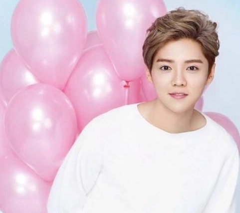 鹿晗终于不娘了!大背头配黑西装男友力爆棚,网友:关晓彤好眼光