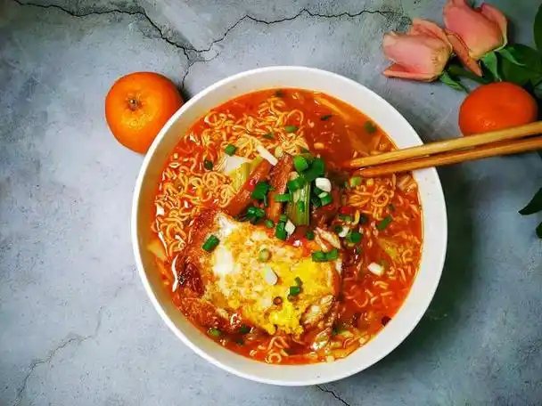 王源自创的方便面太辣不妨试试这款酸汤好吃到连汤汁都不剩