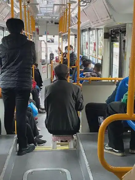 这是什么神仙坐公交车画面.看完彻底酸酸酸酸辽!