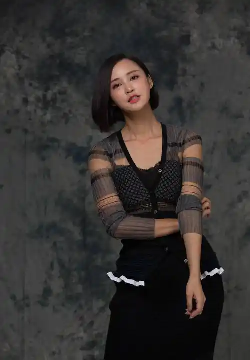 优雅气质女神张歆艺白边黑裙_时尚_衣服_白色