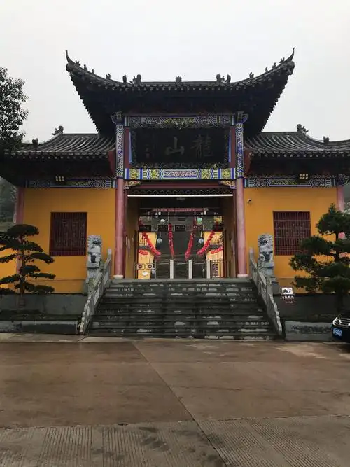 小雨中美珍老家门前的龙山寺