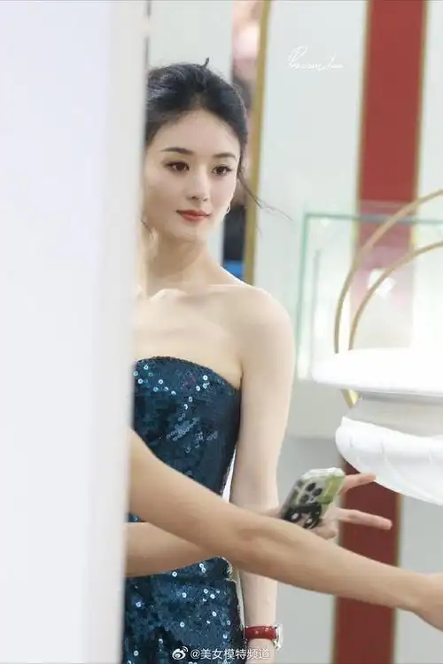 赵丽颖一袭蓝色星钻人鱼裙身材曼妙锁骨精致知性优雅