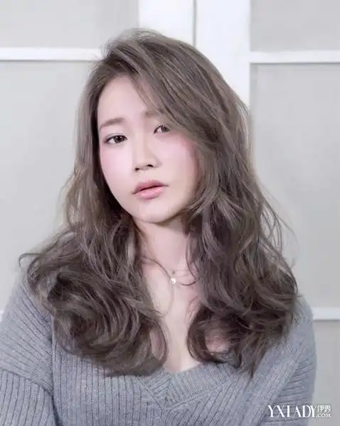 披肩的蛋卷烫长发起到了很好的修养的效果,让本身就是鹅蛋脸的脸蛋