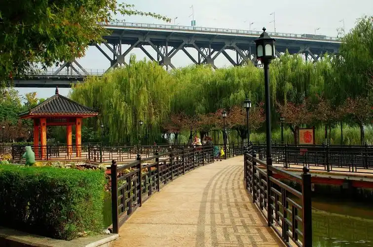 朝宗广场风景美如画的汉阳江滩