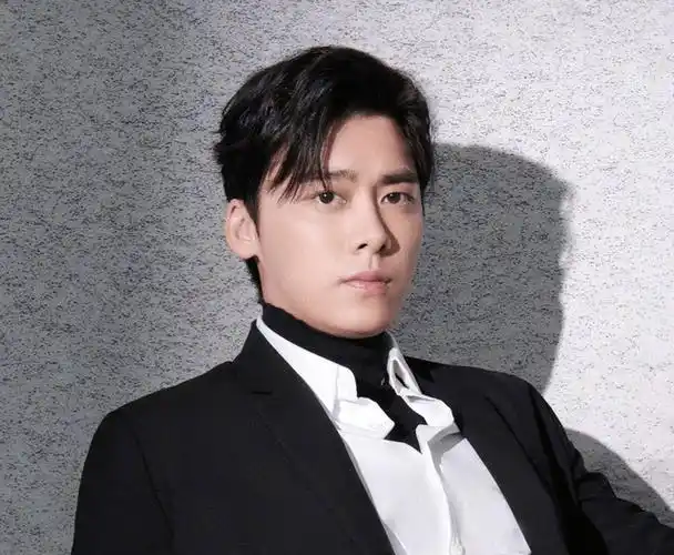 李易峰1小时掉粉8万,代言品牌纷纷宣布解约,官媒直言不可原谅_多品牌